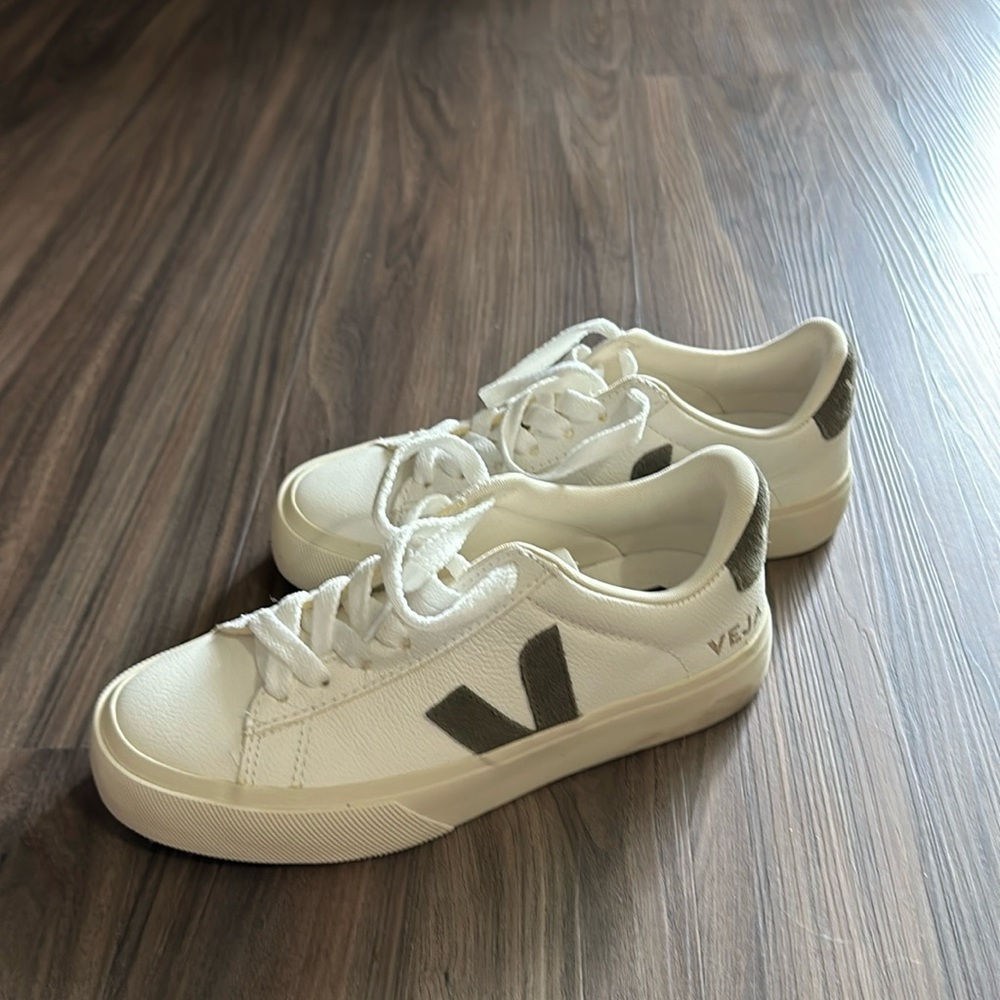 VEJA CAMPO limited edition green and white